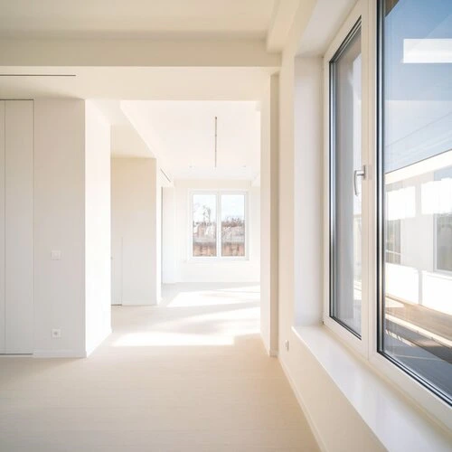 Zdjęcie przedstawia nowoczesne mieszkanie bez żaluzji czy osłon okiennych